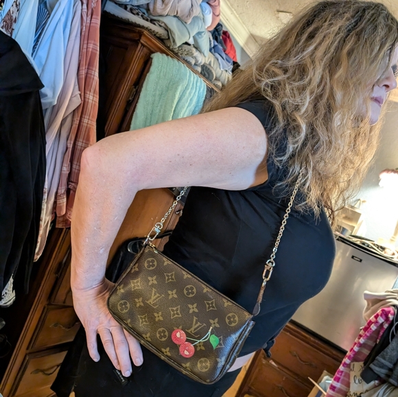 Louis Vuitton cherry pouchette - Picture 7 of 7